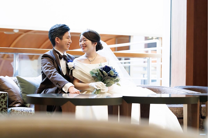 椅子に座り見つめ合う新郎新婦