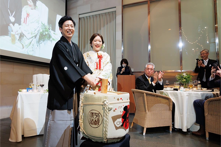 和装に着替え鏡開きをする新郎新婦