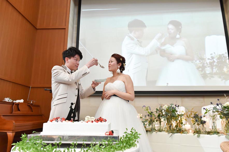 ウェディングケーキを新婦に食べさせる