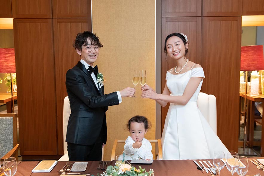 サロンで子供と新郎新婦