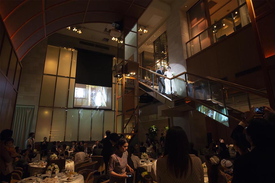 チャペルに立つ子供と新郎新婦