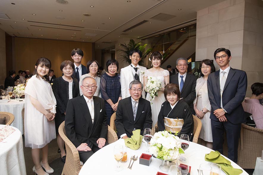 サロンで子供と新郎新婦