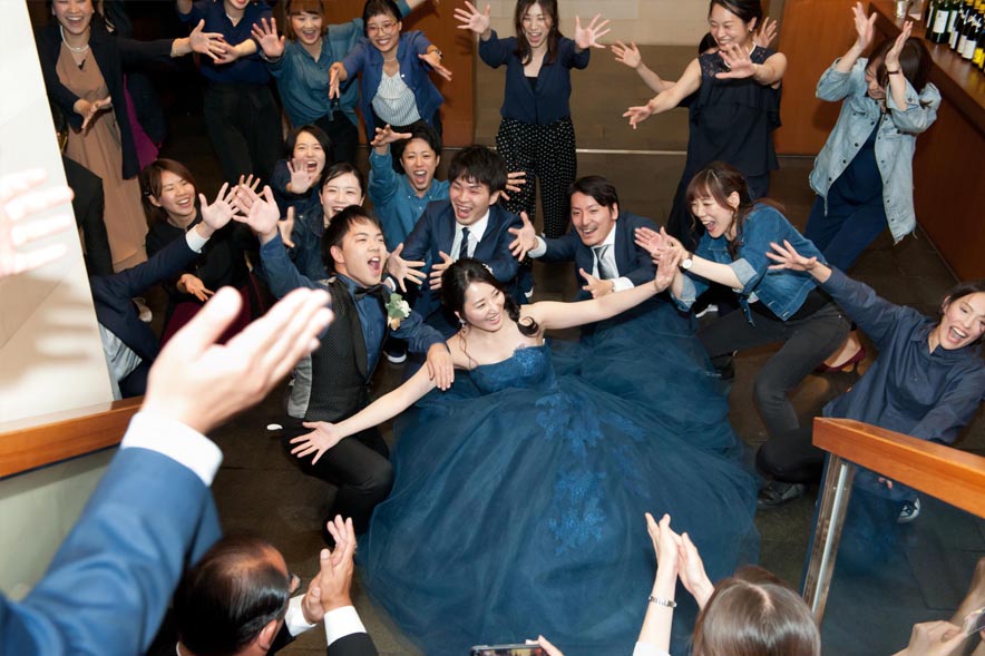 花嫁に集まる招待客