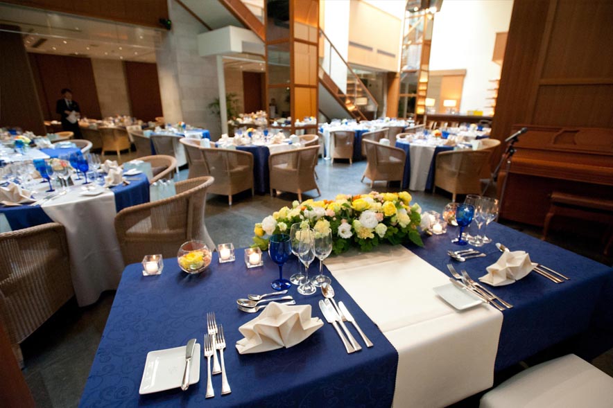 テーブルセッティングされた会場
